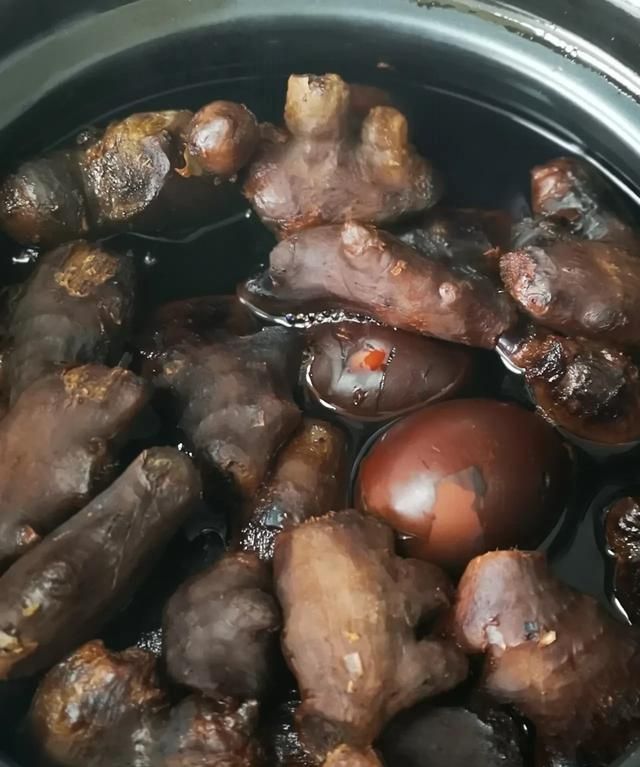 怎样煮鸡蛋猪脚姜汤图6