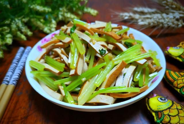 6月送你一盘清香菜，减脂不上火，隔天吃一回，皮肤清爽不干燥