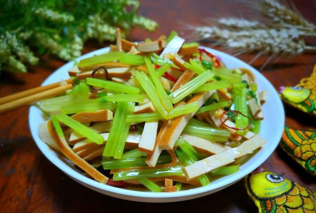 6月送你一盘清香菜，减脂不上火，隔天吃一回，皮肤清爽不干燥