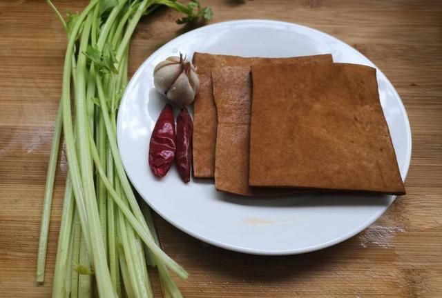 6月送你一盘清香菜，减脂不上火，隔天吃一回，皮肤清爽不干燥