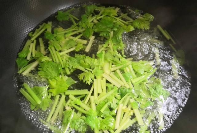 6月送你一盘清香菜，减脂不上火，隔天吃一回，皮肤清爽不干燥