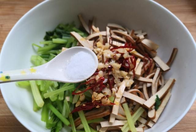 6月送你一盘清香菜，减脂不上火，隔天吃一回，皮肤清爽不干燥