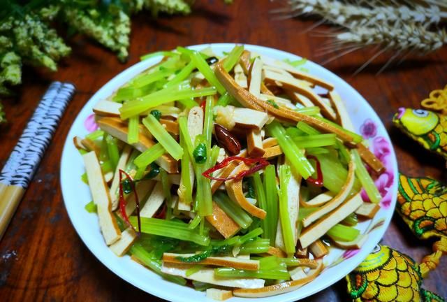 6月送你一盘清香菜，减脂不上火，隔天吃一回，皮肤清爽不干燥