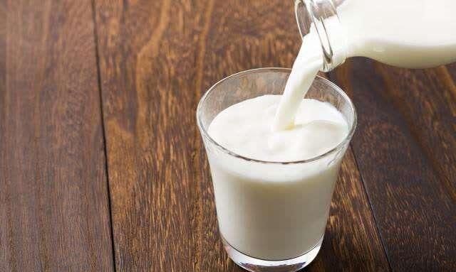 睡前喝牛奶能助眠？细数喝牛奶常见的5个误区