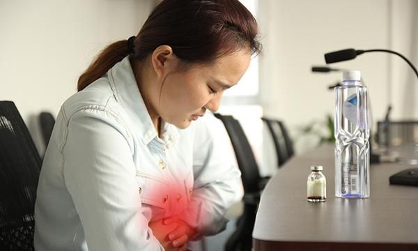 犯胃病除了吃药还能怎么办？三分治，七分养，记住“1勤2宜3忌”