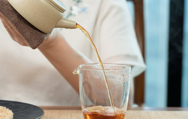 喝茶的朋友，你真的会泡茶吗？教你通用版泡茶手法，学会就算行家