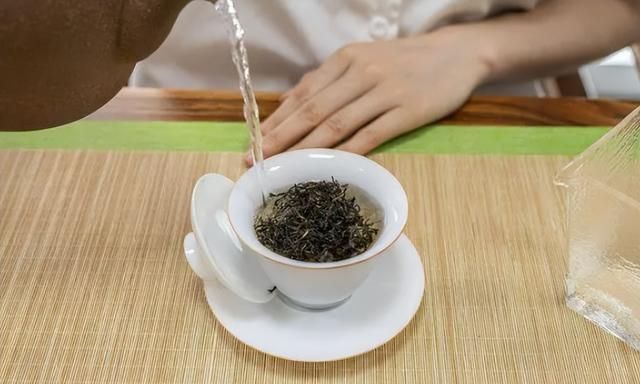 喝茶的朋友，你真的会泡茶吗？教你通用版泡茶手法，学会就算行家