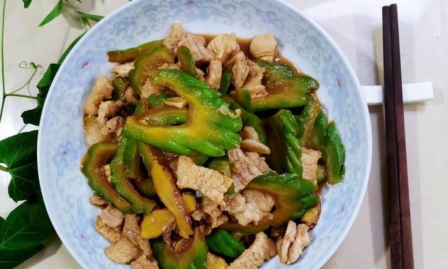 苦瓜怎样烧才好吃,苦瓜烧鸭子怎样做好吃图1