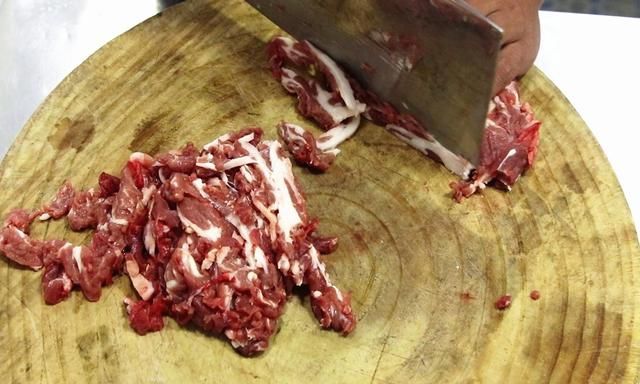 孜然羊肉这样做比饭店的好吃，羊肉细嫩不腥膻，全程干货请收藏