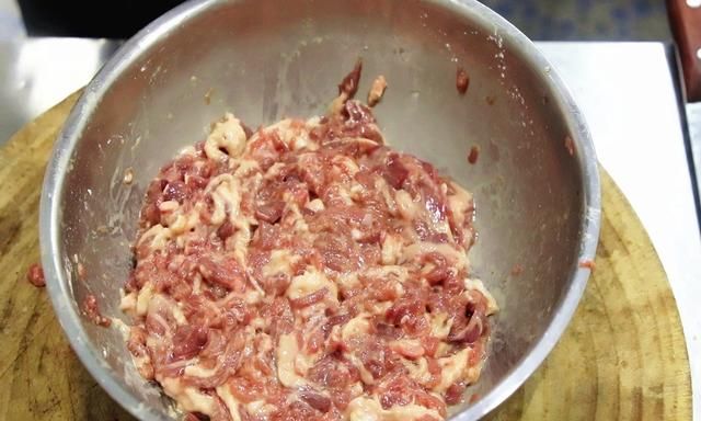 孜然羊肉这样做比饭店的好吃，羊肉细嫩不腥膻，全程干货请收藏