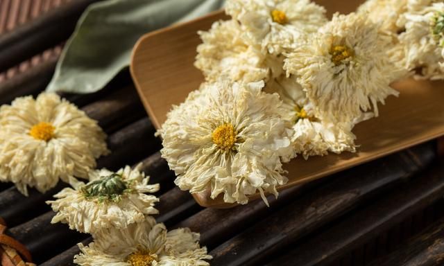 枸杞菊花泡水喝有什么好处？现代人配上这味药一起泡效果更好