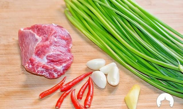 韭苔炒肉丝怎么做好吃,韭苔香菇炒肉丝的做法图3