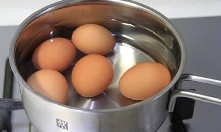 煮鸡蛋要放盐吗?怎么煮比较好吃呢图5
