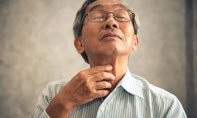 二波感染来袭，提醒中老年：多吃这4样，润肺止咳化痰，健康过年
