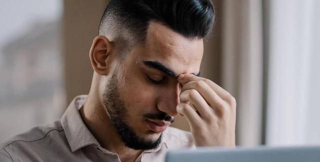 眼睛干涩、模糊？多吃这5类营养素，改善眼疲劳，保护眼睛更健康