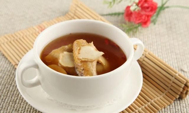 秋天干燥，这些食材煲汤给身体补水