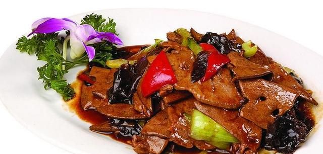 营养师提醒：贫血的人，别吃菠菜了，这4种食物才是“补铁专家”