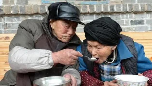 转氨酶是肝脏健康的“晴雨表”！身上发出6种信号，请查肝功