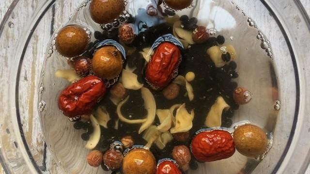 用黑豆煲的汤，隔天喝一次，睡眠好，精神饱满