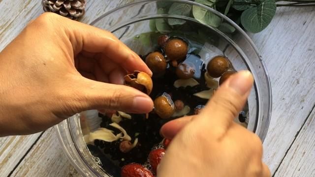 用黑豆煲的汤，隔天喝一次，睡眠好，精神饱满