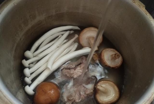 排骨鲜菇汤怎么做,鲜菇炖排骨汤怎么做图10