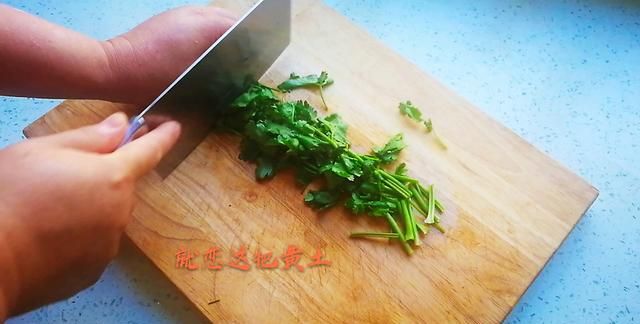 老虎菜究竟是东北菜还是西北菜？做法很简单，香辣爽口开胃消食