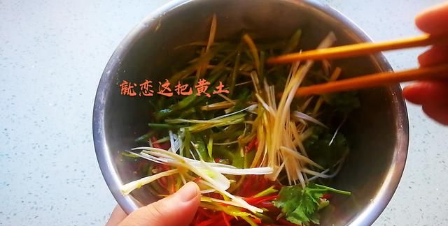 老虎菜究竟是东北菜还是西北菜？做法很简单，香辣爽口开胃消食