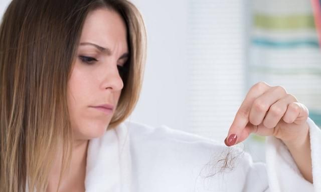 人在精神压力大时更容易掉头发，该说法正确吗？