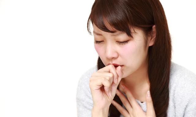 喉咙里总有痰怎么回事？经常吃这4种食物能止咳祛痰