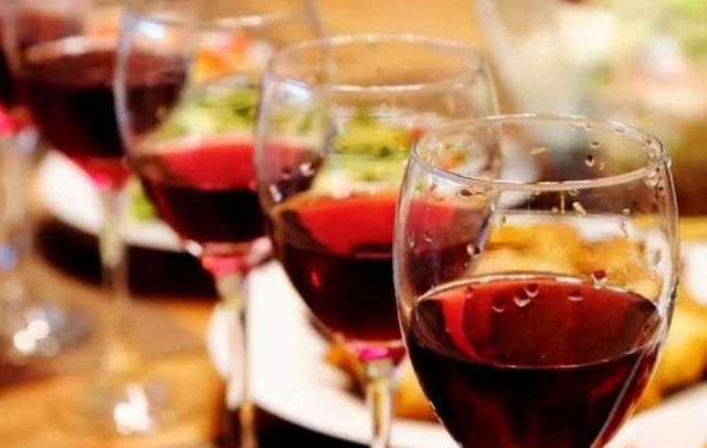 王先生坚持喝红酒“软化血管”，半年后他怎么样了？