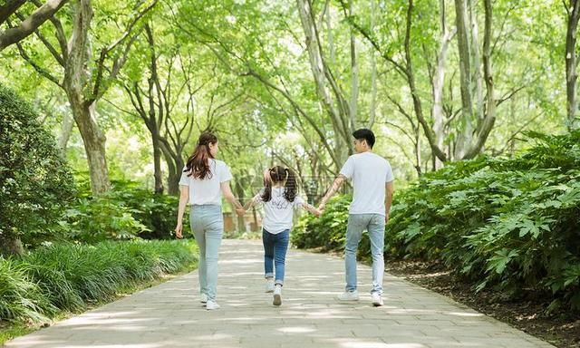王先生坚持喝红酒“软化血管”，半年后他怎么样了？