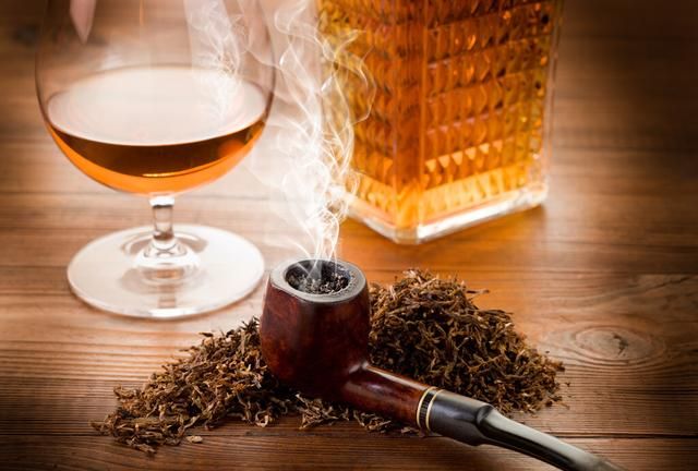 王先生坚持喝红酒“软化血管”，半年后他怎么样了？