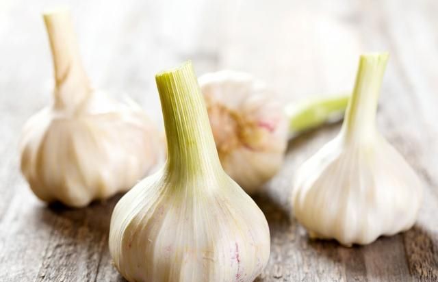 大蒜有什么神奇功效，白酒也能泡大蒜？