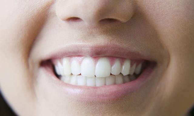 日常进食，牙齿难免会发黄，可借助这2个方式美白牙齿