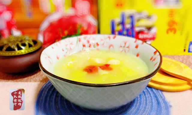 百合怎么吃？和苹果一起煮粥喝，营养美味又热乎，冬季食用正当时