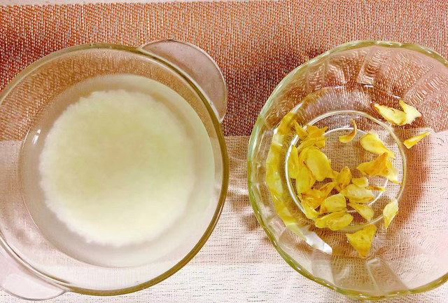 百合怎么吃？和苹果一起煮粥喝，营养美味又热乎，冬季食用正当时