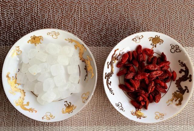 百合怎么吃？和苹果一起煮粥喝，营养美味又热乎，冬季食用正当时