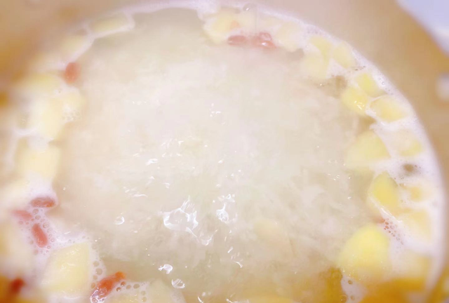 百合怎么吃？和苹果一起煮粥喝，营养美味又热乎，冬季食用正当时