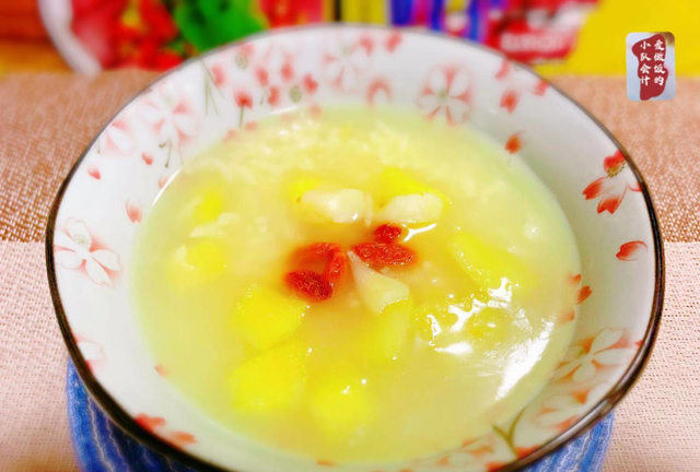 百合怎么吃？和苹果一起煮粥喝，营养美味又热乎，冬季食用正当时
