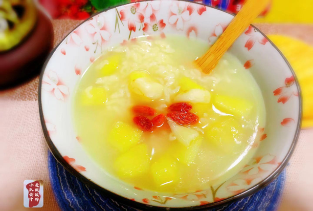 百合怎么吃？和苹果一起煮粥喝，营养美味又热乎，冬季食用正当时