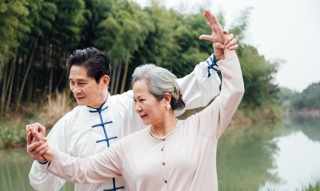 多走路、多喝水能养生？但医生告诉你：其实在折寿！