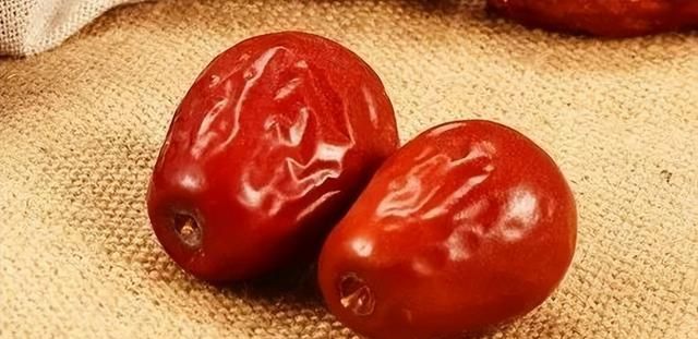 网传：吃红枣等于吃“毒药”，红枣到底能不能吃？吃法很重要