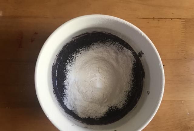 黑米加3个鸡蛋，不用烤箱不发面，补血又乌发，女人孩子要多吃
