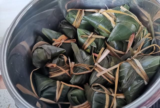 粽子里的花生芝麻怎么做,芝麻花生粽子图6