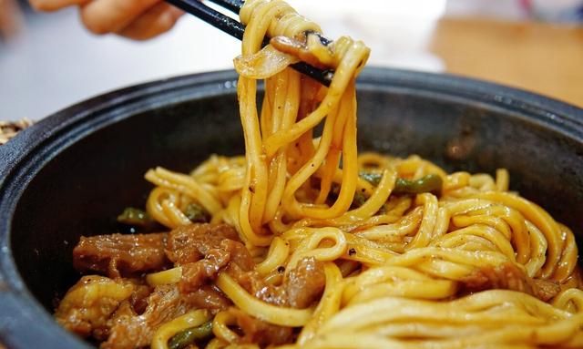 山西的焖面是怎么做的,山西铁锅焖面一人一锅图1