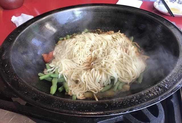 山西的焖面是怎么做的,山西铁锅焖面一人一锅图18