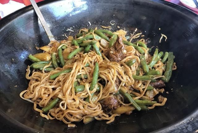 山西的焖面是怎么做的,山西铁锅焖面一人一锅图19
