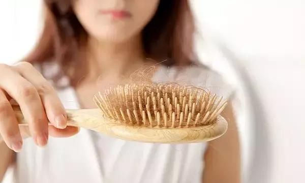 女性脱发的原因和治疗方法 及时治疗还你浓密秀发