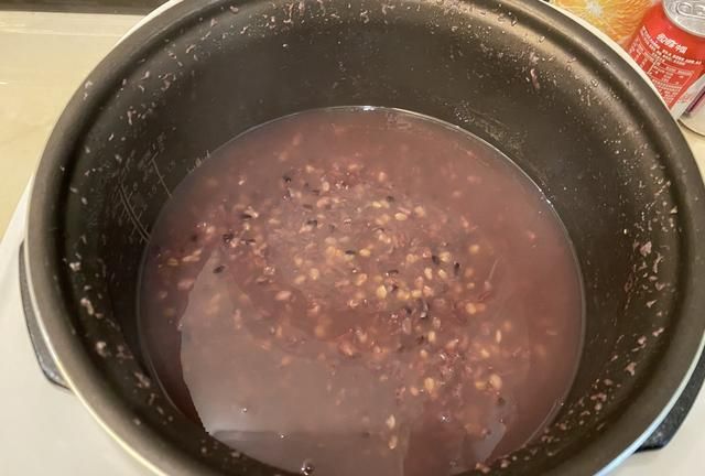 黑米粥的正确做法，煮之前加一步，多加一种食材，比八宝粥还好喝