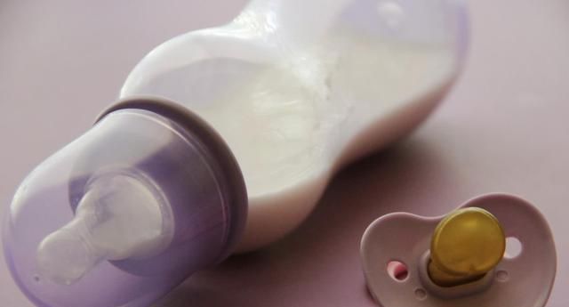 宝宝这个岁数前，奶粉可以不用停，能帮助脑发育，也能增强免疫力